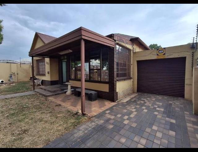 5 BEDROOM HOUSE FOR SALE IN BEZUIDENHOUT VALLEY